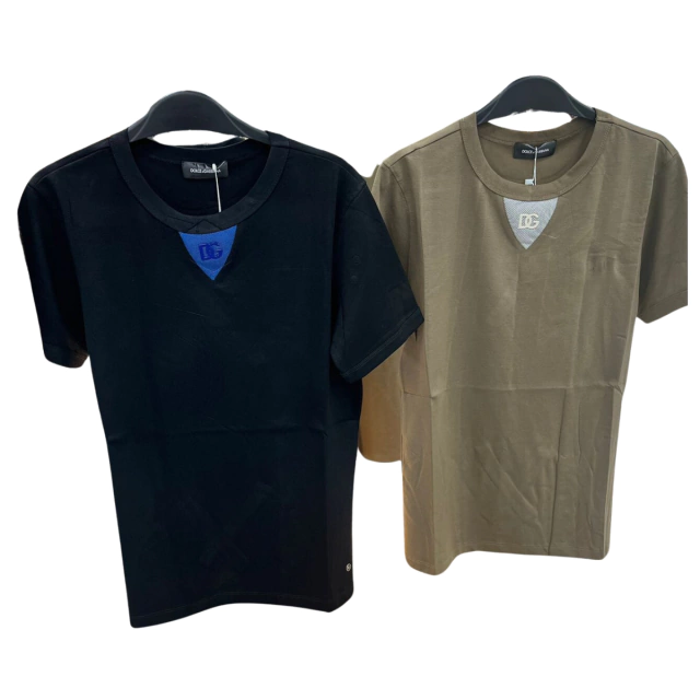 Compra tu Camiseta Dolce Gabbana Hombre Seda Fría en Onlineshoppingcenterg. Elegancia y confort: Camiseta Dolce Gabbana Hombre Seda Fría Si buscas una camiseta Dolce Gabbana hombre seda fría, has llegado al lugar indicado. En Onlineshoppingcenterg, ofrecemos la mejor selección de camisetas de Dolce & Gabbana para hombre, combinando diseño exclusivo, calidad premium y comodidad inigualable.  ¿Por qué elegir una Camiseta Dolce Gabbana de Seda Fría? Las camisetas Dolce Gabbana hombre están diseñadas para quienes buscan un estilo sofisticado y versátil. La seda fría es un material ligero y transpirable, ideal para climas cálidos o para quienes desean una prenda fresca y elegante.  Características principales: Diseño exclusivo: Los modelos de Dolce & Gabbana camisetas hombre destacan por su estilo sofisticado y atemporal.  Material premium: La seda fría proporciona una sensación de frescura y suavidad incomparable.  Variedad de colores y estampados: Desde la clásica camiseta Dolce Gabbana hombre negra hasta opciones con diseños modernos.  Versatilidad: Perfecta para looks casuales o formales.  ¿Cómo combinar una Camiseta Dolce Gabbana Hombre Seda Fría? Si quieres un look elegante pero relajado, combina tu camiseta Dolce Gabbana hombre con:  Jeans o pantalones slim fit para un estilo moderno.  Blazer o chaqueta ligera para ocasiones especiales.  Zapatillas blancas o mocasines para un toque de sofisticación.  ¡Compra con confianza en Onlineshoppingcenterg! En Onlineshoppingcenterg, garantizamos productos 100% originales y envíos rápidos. Explora nuestra colección de playera Dolce & Gabbana hombre precio accesible y encuentra la mejor opción para ti.  ¿Buscas más opciones? Tenemos una gran variedad de camisas Dolce & Gabbana hombre, polos, y camisetas en distintos diseños y tallas. Encuentra la camiseta Dolce Gabbana hombre blanca, la playera Dolce Gabbana negra o la camisa Dolce Gabbana de seda que mejor se adapte a tu estilo.  ¡Haz tu pedido hoy! No esperes más para lucir una camiseta Dolce Gabbana de seda fría. Compra ahora en Onlineshoppingcenterg y disfruta de la mejor calidad y diseño en moda masculina.