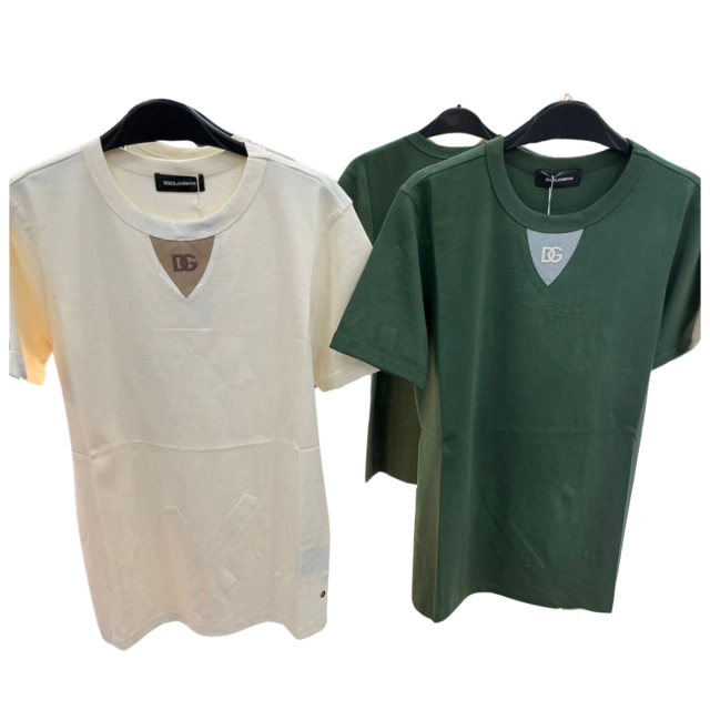 Compra tu Camiseta Dolce Gabbana Hombre Seda Fría en Onlineshoppingcenterg. Elegancia y confort: Camiseta Dolce Gabbana Hombre Seda Fría Si buscas una camiseta Dolce Gabbana hombre seda fría, has llegado al lugar indicado. En Onlineshoppingcenterg, ofrecemos la mejor selección de camisetas de Dolce & Gabbana para hombre, combinando diseño exclusivo, calidad premium y comodidad inigualable.  ¿Por qué elegir una Camiseta Dolce Gabbana de Seda Fría? Las camisetas Dolce Gabbana hombre están diseñadas para quienes buscan un estilo sofisticado y versátil. La seda fría es un material ligero y transpirable, ideal para climas cálidos o para quienes desean una prenda fresca y elegante.  Características principales: Diseño exclusivo: Los modelos de Dolce & Gabbana camisetas hombre destacan por su estilo sofisticado y atemporal.  Material premium: La seda fría proporciona una sensación de frescura y suavidad incomparable.  Variedad de colores y estampados: Desde la clásica camiseta Dolce Gabbana hombre negra hasta opciones con diseños modernos.  Versatilidad: Perfecta para looks casuales o formales.  ¿Cómo combinar una Camiseta Dolce Gabbana Hombre Seda Fría? Si quieres un look elegante pero relajado, combina tu camiseta Dolce Gabbana hombre con:  Jeans o pantalones slim fit para un estilo moderno.  Blazer o chaqueta ligera para ocasiones especiales.  Zapatillas blancas o mocasines para un toque de sofisticación.  ¡Compra con confianza en Onlineshoppingcenterg! En Onlineshoppingcenterg, garantizamos productos 100% originales y envíos rápidos. Explora nuestra colección de playera Dolce & Gabbana hombre precio accesible y encuentra la mejor opción para ti.  ¿Buscas más opciones? Tenemos una gran variedad de camisas Dolce & Gabbana hombre, polos, y camisetas en distintos diseños y tallas. Encuentra la camiseta Dolce Gabbana hombre blanca, la playera Dolce Gabbana negra o la camisa Dolce Gabbana de seda que mejor se adapte a tu estilo.  ¡Haz tu pedido hoy! No esperes más para lucir una camiseta Dolce Gabbana de seda fría. Compra ahora en Onlineshoppingcenterg y disfruta de la mejor calidad y diseño en moda masculina.