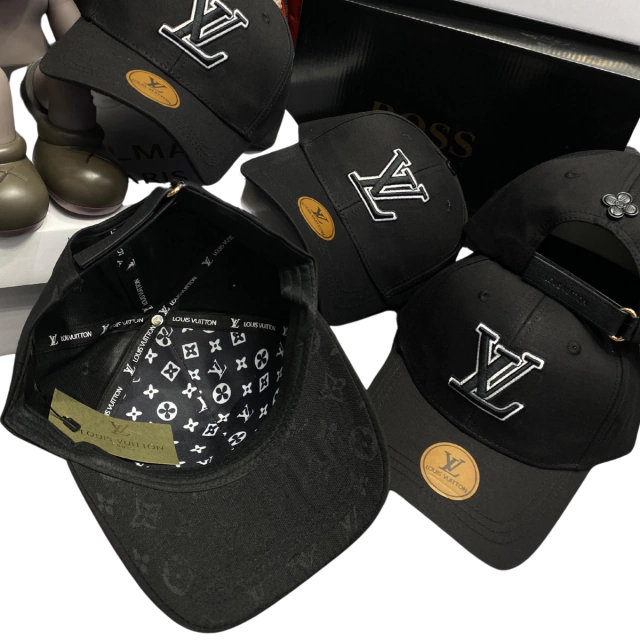 Comprar Gorra Louis Vuitton Hombre: Encuentra el Estilo Perfecto en Onlineshoppingcenterg. Si estás buscando comprar gorra Louis Vuitton hombre, has llegado al lugar correcto. En Onlineshoppingcenterg ofrecemos una amplia selección de gorras Louis Vuitton para hombre, desde diseños clásicos hasta ediciones limitadas, todas 100% garantizadas y al mejor precio. Aquí te explicamos todo lo que necesitas saber para encontrar la gorra Louis Vuitton ideal para ti.  ¿Por qué comprar una gorra Louis Vuitton hombre? Las gorras Louis Vuitton son un símbolo de lujo, estilo y exclusividad. Ya sea que busques un diseño clásico como la gorra Louis Vuitton negra o algo más llamativo como la gorra Louis Vuitton blanca o la gorra Louis Vuitton con logo, estas piezas son perfectas para completar cualquier outfit. Además, son ideales para regalar o para destacar en looks urbanos y de streetwear.    Catálogo de Gorras Louis Vuitton Hombre en Onlineshoppingcenterg En nuestra tienda online encontrarás una variedad de modelos, colores y estilos para todos los gustos. Algunas de las opciones más populares son:  Gorras Louis Vuitton Hombre por Color Gorra Louis Vuitton negra: Un clásico atemporal que combina con todo.  Gorra Louis Vuitton blanca: Limpia y versátil, ideal para el verano.  Gorra Louis Vuitton café: Elegancia y sofisticación en un solo accesorio.  Gorra Louis Vuitton azul: Ideal para un estilo fresco y relajado.  Gorra Louis Vuitton roja: Perfecta para looks modernos y juveniles.  Gorras Louis Vuitton Hombre por Diseño Gorra Louis Vuitton con logo: Para los amantes del branding clásico.  Gorra Louis Vuitton edición limitada: Piezas exclusivas y coleccionables.  Gorra Louis Vuitton x Supreme: Una colaboración icónica que no pasa de moda.  Gorra Louis Vuitton diseño clásico: Ideal para un estilo sofisticado.    ¿Dónde comprar gorra Louis Vuitton para hombre al mejor precio? En Onlineshoppingcenterg ofrecemos las mejores ofertas gorra Louis Vuitton hombre con precios competitivos y envío rápido. Si buscas una gorra Louis Vuitton hombre barata o en rebaja, revisa nuestra sección de outlet, donde encontrarás descuentos exclusivos.  Beneficios de comprar en Onlineshoppingcenterg Gorras Louis Vuitton 100% Garantizadas todos nuestros productos.  Envío gratis: Recibe tu gorra Louis Vuitton sin costos adicionales.  Entrega rápida: Tu pedido llegará en tiempo récord.  Precios en España: Ofrecemos los mejores gorra Louis Vuitton hombre precio España.    ¿Cómo elegir la gorra Louis Vuitton hombre perfecta? Define tu estilo: ¿Prefieres un look clásico, moderno o llamativo?  Elige el color: Negro, blanco, café, azul o rojo, ¡hay opciones para todos!  Revisa el diseño: Logos, ediciones limitadas o colaboraciones exclusivas.  Asegura la talla: La mayoría de nuestras gorras son talla única, pero revisa las especificaciones.  Ofertas y Descuentos en Gorras Louis Vuitton Hombre No te pierdas nuestras gorras Louis Vuitton hombre en oferta hoy. En Onlineshoppingcenterg siempre tenemos promociones especiales, como:  Gorra Louis Vuitton hombre rebajada: Hasta un 30% de descuento.  Gorra Louis Vuitton hombre descuento: Códigos promocionales exclusivos.  Gorra Louis Vuitton hombre outlet: Precios imbatibles en modelos seleccionados.  Preguntas Frecuentes 1. ¿Cómo sé si una gorra Louis Vuitton es original? Todas nuestras gorras Louis Vuitton incluyen etiquetas de autenticidad y están respaldadas por la garantía de Onlineshoppingcenterg.  2. ¿Cuál es el precio de una gorra Louis Vuitton hombre? El gorra Louis Vuitton hombre precio varía según el diseño y la colección. En nuestra tienda, encontrarás opciones desde [inserte rango de precios].  3. ¿Hacen envíos a toda España? Sí, ofrecemos gorra Louis Vuitton hombre envío gratis a toda España con entrega rápida.    Compra tu Gorra Louis Vuitton Hombre Hoy No esperes más para tener tu gorra Louis Vuitton. En Onlineshoppingcenterg te ofrecemos la mejor selección, precios competitivos y un servicio excepcional. ¡Visita nuestra tienda online y encuentra la gorra Louis Vuitton hombre que siempre has querido!