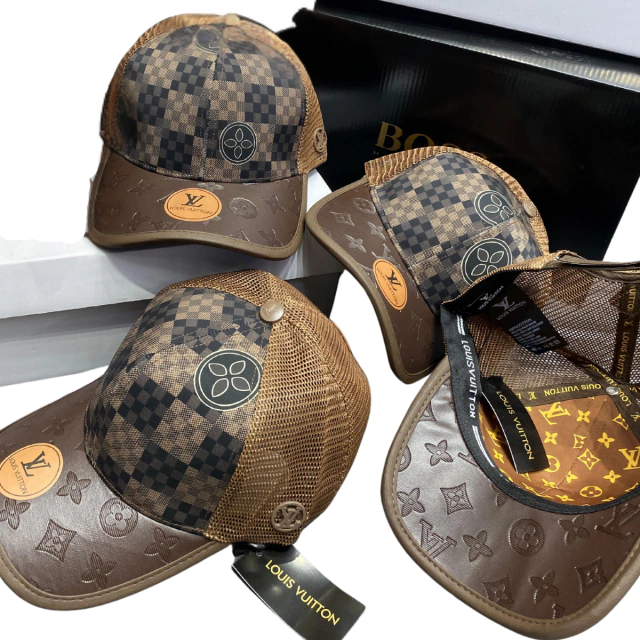 Comprar Gorra Louis Vuitton Hombre: Encuentra el Estilo Perfecto en Onlineshoppingcenterg. Si estás buscando comprar gorra Louis Vuitton hombre, has llegado al lugar correcto. En Onlineshoppingcenterg ofrecemos una amplia selección de gorras Louis Vuitton para hombre, desde diseños clásicos hasta ediciones limitadas, todas 100% garantizadas y al mejor precio. Aquí te explicamos todo lo que necesitas saber para encontrar la gorra Louis Vuitton ideal para ti.  ¿Por qué comprar una gorra Louis Vuitton hombre? Las gorras Louis Vuitton son un símbolo de lujo, estilo y exclusividad. Ya sea que busques un diseño clásico como la gorra Louis Vuitton negra o algo más llamativo como la gorra Louis Vuitton blanca o la gorra Louis Vuitton con logo, estas piezas son perfectas para completar cualquier outfit. Además, son ideales para regalar o para destacar en looks urbanos y de streetwear.    Catálogo de Gorras Louis Vuitton Hombre en Onlineshoppingcenterg En nuestra tienda online encontrarás una variedad de modelos, colores y estilos para todos los gustos. Algunas de las opciones más populares son:  Gorras Louis Vuitton Hombre por Color Gorra Louis Vuitton negra: Un clásico atemporal que combina con todo.  Gorra Louis Vuitton blanca: Limpia y versátil, ideal para el verano.  Gorra Louis Vuitton café: Elegancia y sofisticación en un solo accesorio.  Gorra Louis Vuitton azul: Ideal para un estilo fresco y relajado.  Gorra Louis Vuitton roja: Perfecta para looks modernos y juveniles.  Gorras Louis Vuitton Hombre por Diseño Gorra Louis Vuitton con logo: Para los amantes del branding clásico.  Gorra Louis Vuitton edición limitada: Piezas exclusivas y coleccionables.  Gorra Louis Vuitton x Supreme: Una colaboración icónica que no pasa de moda.  Gorra Louis Vuitton diseño clásico: Ideal para un estilo sofisticado.    ¿Dónde comprar gorra Louis Vuitton para hombre al mejor precio? En Onlineshoppingcenterg ofrecemos las mejores ofertas gorra Louis Vuitton hombre con precios competitivos y envío rápido. Si buscas una gorra Louis Vuitton hombre barata o en rebaja, revisa nuestra sección de outlet, donde encontrarás descuentos exclusivos.  Beneficios de comprar en Onlineshoppingcenterg Gorras Louis Vuitton 100% Garantizadas todos nuestros productos.  Envío gratis: Recibe tu gorra Louis Vuitton sin costos adicionales.  Entrega rápida: Tu pedido llegará en tiempo récord.  Precios en España: Ofrecemos los mejores gorra Louis Vuitton hombre precio España.    ¿Cómo elegir la gorra Louis Vuitton hombre perfecta? Define tu estilo: ¿Prefieres un look clásico, moderno o llamativo?  Elige el color: Negro, blanco, café, azul o rojo, ¡hay opciones para todos!  Revisa el diseño: Logos, ediciones limitadas o colaboraciones exclusivas.  Asegura la talla: La mayoría de nuestras gorras son talla única, pero revisa las especificaciones.  Ofertas y Descuentos en Gorras Louis Vuitton Hombre No te pierdas nuestras gorras Louis Vuitton hombre en oferta hoy. En Onlineshoppingcenterg siempre tenemos promociones especiales, como:  Gorra Louis Vuitton hombre rebajada: Hasta un 30% de descuento.  Gorra Louis Vuitton hombre descuento: Códigos promocionales exclusivos.  Gorra Louis Vuitton hombre outlet: Precios imbatibles en modelos seleccionados.  Preguntas Frecuentes 1. ¿Cómo sé si una gorra Louis Vuitton es original? Todas nuestras gorras Louis Vuitton incluyen etiquetas de autenticidad y están respaldadas por la garantía de Onlineshoppingcenterg.  2. ¿Cuál es el precio de una gorra Louis Vuitton hombre? El gorra Louis Vuitton hombre precio varía según el diseño y la colección. En nuestra tienda, encontrarás opciones desde [inserte rango de precios].  3. ¿Hacen envíos a toda España? Sí, ofrecemos gorra Louis Vuitton hombre envío gratis a toda España con entrega rápida.    Compra tu Gorra Louis Vuitton Hombre Hoy No esperes más para tener tu gorra Louis Vuitton. En Onlineshoppingcenterg te ofrecemos la mejor selección, precios competitivos y un servicio excepcional. ¡Visita nuestra tienda online y encuentra la gorra Louis Vuitton hombre que siempre has querido!