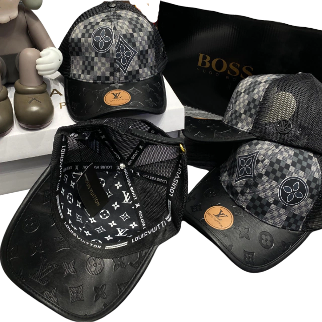 Comprar Gorra Louis Vuitton Hombre: Encuentra el Estilo Perfecto en Onlineshoppingcenterg. Si estás buscando comprar gorra Louis Vuitton hombre, has llegado al lugar correcto. En Onlineshoppingcenterg ofrecemos una amplia selección de gorras Louis Vuitton para hombre, desde diseños clásicos hasta ediciones limitadas, todas 100% garantizadas y al mejor precio. Aquí te explicamos todo lo que necesitas saber para encontrar la gorra Louis Vuitton ideal para ti.  ¿Por qué comprar una gorra Louis Vuitton hombre? Las gorras Louis Vuitton son un símbolo de lujo, estilo y exclusividad. Ya sea que busques un diseño clásico como la gorra Louis Vuitton negra o algo más llamativo como la gorra Louis Vuitton blanca o la gorra Louis Vuitton con logo, estas piezas son perfectas para completar cualquier outfit. Además, son ideales para regalar o para destacar en looks urbanos y de streetwear.    Catálogo de Gorras Louis Vuitton Hombre en Onlineshoppingcenterg En nuestra tienda online encontrarás una variedad de modelos, colores y estilos para todos los gustos. Algunas de las opciones más populares son:  Gorras Louis Vuitton Hombre por Color Gorra Louis Vuitton negra: Un clásico atemporal que combina con todo.  Gorra Louis Vuitton blanca: Limpia y versátil, ideal para el verano.  Gorra Louis Vuitton café: Elegancia y sofisticación en un solo accesorio.  Gorra Louis Vuitton azul: Ideal para un estilo fresco y relajado.  Gorra Louis Vuitton roja: Perfecta para looks modernos y juveniles.  Gorras Louis Vuitton Hombre por Diseño Gorra Louis Vuitton con logo: Para los amantes del branding clásico.  Gorra Louis Vuitton edición limitada: Piezas exclusivas y coleccionables.  Gorra Louis Vuitton x Supreme: Una colaboración icónica que no pasa de moda.  Gorra Louis Vuitton diseño clásico: Ideal para un estilo sofisticado.    ¿Dónde comprar gorra Louis Vuitton para hombre al mejor precio? En Onlineshoppingcenterg ofrecemos las mejores ofertas gorra Louis Vuitton hombre con precios competitivos y envío rápido. Si buscas una gorra Louis Vuitton hombre barata o en rebaja, revisa nuestra sección de outlet, donde encontrarás descuentos exclusivos.  Beneficios de comprar en Onlineshoppingcenterg Gorras Louis Vuitton 100% Garantizadas todos nuestros productos.  Envío gratis: Recibe tu gorra Louis Vuitton sin costos adicionales.  Entrega rápida: Tu pedido llegará en tiempo récord.  Precios en España: Ofrecemos los mejores gorra Louis Vuitton hombre precio España.    ¿Cómo elegir la gorra Louis Vuitton hombre perfecta? Define tu estilo: ¿Prefieres un look clásico, moderno o llamativo?  Elige el color: Negro, blanco, café, azul o rojo, ¡hay opciones para todos!  Revisa el diseño: Logos, ediciones limitadas o colaboraciones exclusivas.  Asegura la talla: La mayoría de nuestras gorras son talla única, pero revisa las especificaciones.  Ofertas y Descuentos en Gorras Louis Vuitton Hombre No te pierdas nuestras gorras Louis Vuitton hombre en oferta hoy. En Onlineshoppingcenterg siempre tenemos promociones especiales, como:  Gorra Louis Vuitton hombre rebajada: Hasta un 30% de descuento.  Gorra Louis Vuitton hombre descuento: Códigos promocionales exclusivos.  Gorra Louis Vuitton hombre outlet: Precios imbatibles en modelos seleccionados.  Preguntas Frecuentes 1. ¿Cómo sé si una gorra Louis Vuitton es original? Todas nuestras gorras Louis Vuitton incluyen etiquetas de autenticidad y están respaldadas por la garantía de Onlineshoppingcenterg.  2. ¿Cuál es el precio de una gorra Louis Vuitton hombre? El gorra Louis Vuitton hombre precio varía según el diseño y la colección. En nuestra tienda, encontrarás opciones desde [inserte rango de precios].  3. ¿Hacen envíos a toda España? Sí, ofrecemos gorra Louis Vuitton hombre envío gratis a toda España con entrega rápida.    Compra tu Gorra Louis Vuitton Hombre Hoy No esperes más para tener tu gorra Louis Vuitton. En Onlineshoppingcenterg te ofrecemos la mejor selección, precios competitivos y un servicio excepcional. ¡Visita nuestra tienda online y encuentra la gorra Louis Vuitton hombre que siempre has querido!