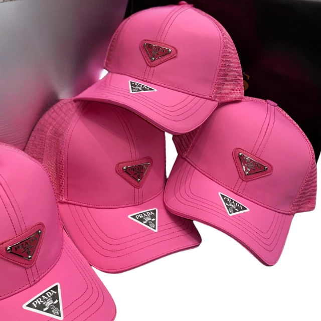 Comprar Gorra Prada Milano Hombre: Encuentra el Estilo Perfecto en Onlineshoppingcenterg. Si estás buscando comprar gorra Prada Milano hombre, has llegado al lugar correcto. En Onlineshoppingcenterg tenemos una amplia selección de gorras Prada Milano para hombre, desde diseños clásicos hasta ediciones limitadas, todas 100% originales y al mejor precio. Aquí te explicamos todo lo que necesitas saber para encontrar la gorra Prada Milano ideal para ti.  ¿Por qué comprar una gorra Prada Milano hombre? Las gorras Prada Milano son un símbolo de elegancia, lujo y estilo. Ya sea que busques un diseño clásico como la gorra Prada Milano negra o algo más llamativo como la gorra Prada Milano blanca o la gorra Prada Milano con logo, estas piezas son perfectas para completar cualquier outfit. Además, son ideales para regalar o para destacar en looks urbanos y de streetwear.    Catálogo de Gorras Prada Milano Hombre en Onlineshoppingcenterg En nuestra tienda online encontrarás una variedad de modelos, colores y estilos para todos los gustos. Algunas de las opciones más populares son:  Gorras Prada Milano Hombre por Color Gorra Prada Milano negra: Un clásico atemporal que combina con todo.  Gorra Prada Milano blanca: Limpia y versátil, ideal para el verano.  Gorra Prada Milano roja: Perfecta para looks modernos y juveniles.  Gorra Prada Milano azul: Ideal para un estilo fresco y relajado.  Gorras Prada Milano Hombre por Diseño Gorra Prada Milano con logo: Para los amantes del branding clásico.  Gorra Prada Milano dal 1913: Un diseño icónico que representa la herencia de la marca.  Gorra Prada Milano edición limitada: Piezas exclusivas y coleccionables.  Gorra Prada Milano diseño clásico: Ideal para un estilo sofisticado.    ¿Dónde comprar gorra Prada Milano para hombre al mejor precio? En Onlineshoppingcenterg ofrecemos las mejores ofertas gorra Prada Milano hombre con precios competitivos y envío rápido. Si buscas una gorra Prada Milano hombre barata o en rebaja, revisa nuestra sección de outlet, donde encontrarás descuentos exclusivos.  Beneficios de comprar en Onlineshoppingcenterg Gorras Prada Milano 100% originales: Garantizamos autenticidad en todos nuestros productos.  Envío gratis: Recibe tu gorra Prada Milano sin costos adicionales.  Entrega rápida: Tu pedido llegará en tiempo récord.  Precios en España: Ofrecemos los mejores gorra Prada Milano hombre precio España.  ¿Cómo elegir la gorra Prada Milano hombre perfecta? Define tu estilo: ¿Prefieres un look clásico, moderno o llamativo?  Elige el color: Negro, blanco, rojo o azul, ¡hay opciones para todos!  Revisa el diseño: Logos, ediciones limitadas o diseños icónicos como el "dal 1913".  Asegura la talla: La mayoría de nuestras gorras son talla única, pero revisa las especificaciones.    Ofertas y Descuentos en Gorras Prada Milano Hombre No te pierdas nuestras gorras Prada Milano hombre en oferta hoy. En Onlineshoppingcenterg siempre tenemos promociones especiales, como:  Gorra Prada Milano hombre rebajada: Hasta un 30% de descuento.  Gorra Prada Milano hombre descuento: Códigos promocionales exclusivos.  Gorra Prada Milano hombre outlet: Precios imbatibles en modelos seleccionados.  Preguntas Frecuentes 1. ¿Cuál es el precio de una gorra Prada Milano hombre? El gorra Prada Milano hombre precio varía según el diseño y la colección. En nuestra tienda, encontrarás opciones de precios.  2. ¿Hacen envíos a toda España? Sí, ofrecemos gorra Prada Milano hombre envío gratis a toda España con entrega rápida.    Compra tu Gorra Prada Milano Hombre Hoy No esperes más para tener tu gorra Prada Milano. En Onlineshoppingcenterg te ofrecemos la mejor selección, precios competitivos y un servicio excepcional. ¡Visita nuestra tienda online y encuentra la gorra Prada Milano hombre que siempre has querido!