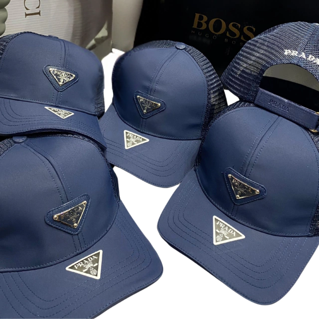 Comprar Gorra Prada Milano Hombre: Encuentra el Estilo Perfecto en Onlineshoppingcenterg. Si estás buscando comprar gorra Prada Milano hombre, has llegado al lugar correcto. En Onlineshoppingcenterg tenemos una amplia selección de gorras Prada Milano para hombre, desde diseños clásicos hasta ediciones limitadas, todas 100% originales y al mejor precio. Aquí te explicamos todo lo que necesitas saber para encontrar la gorra Prada Milano ideal para ti.  ¿Por qué comprar una gorra Prada Milano hombre? Las gorras Prada Milano son un símbolo de elegancia, lujo y estilo. Ya sea que busques un diseño clásico como la gorra Prada Milano negra o algo más llamativo como la gorra Prada Milano blanca o la gorra Prada Milano con logo, estas piezas son perfectas para completar cualquier outfit. Además, son ideales para regalar o para destacar en looks urbanos y de streetwear.    Catálogo de Gorras Prada Milano Hombre en Onlineshoppingcenterg En nuestra tienda online encontrarás una variedad de modelos, colores y estilos para todos los gustos. Algunas de las opciones más populares son:  Gorras Prada Milano Hombre por Color Gorra Prada Milano negra: Un clásico atemporal que combina con todo.  Gorra Prada Milano blanca: Limpia y versátil, ideal para el verano.  Gorra Prada Milano roja: Perfecta para looks modernos y juveniles.  Gorra Prada Milano azul: Ideal para un estilo fresco y relajado.  Gorras Prada Milano Hombre por Diseño Gorra Prada Milano con logo: Para los amantes del branding clásico.  Gorra Prada Milano dal 1913: Un diseño icónico que representa la herencia de la marca.  Gorra Prada Milano edición limitada: Piezas exclusivas y coleccionables.  Gorra Prada Milano diseño clásico: Ideal para un estilo sofisticado.    ¿Dónde comprar gorra Prada Milano para hombre al mejor precio? En Onlineshoppingcenterg ofrecemos las mejores ofertas gorra Prada Milano hombre con precios competitivos y envío rápido. Si buscas una gorra Prada Milano hombre barata o en rebaja, revisa nuestra sección de outlet, donde encontrarás descuentos exclusivos.  Beneficios de comprar en Onlineshoppingcenterg Gorras Prada Milano 100% originales: Garantizamos autenticidad en todos nuestros productos.  Envío gratis: Recibe tu gorra Prada Milano sin costos adicionales.  Entrega rápida: Tu pedido llegará en tiempo récord.  Precios en España: Ofrecemos los mejores gorra Prada Milano hombre precio España.  ¿Cómo elegir la gorra Prada Milano hombre perfecta? Define tu estilo: ¿Prefieres un look clásico, moderno o llamativo?  Elige el color: Negro, blanco, rojo o azul, ¡hay opciones para todos!  Revisa el diseño: Logos, ediciones limitadas o diseños icónicos como el "dal 1913".  Asegura la talla: La mayoría de nuestras gorras son talla única, pero revisa las especificaciones.    Ofertas y Descuentos en Gorras Prada Milano Hombre No te pierdas nuestras gorras Prada Milano hombre en oferta hoy. En Onlineshoppingcenterg siempre tenemos promociones especiales, como:  Gorra Prada Milano hombre rebajada: Hasta un 30% de descuento.  Gorra Prada Milano hombre descuento: Códigos promocionales exclusivos.  Gorra Prada Milano hombre outlet: Precios imbatibles en modelos seleccionados.  Preguntas Frecuentes 1. ¿Cuál es el precio de una gorra Prada Milano hombre? El gorra Prada Milano hombre precio varía según el diseño y la colección. En nuestra tienda, encontrarás opciones de precios.  2. ¿Hacen envíos a toda España? Sí, ofrecemos gorra Prada Milano hombre envío gratis a toda España con entrega rápida.    Compra tu Gorra Prada Milano Hombre Hoy No esperes más para tener tu gorra Prada Milano. En Onlineshoppingcenterg te ofrecemos la mejor selección, precios competitivos y un servicio excepcional. ¡Visita nuestra tienda online y encuentra la gorra Prada Milano hombre que siempre has querido!