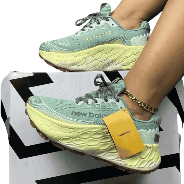 Comprar New Balance Fresh Foam X Trail More V3 Hombre¿Buscas el calzado perfecto para tus aventuras al aire libre? En Onlineshoppingcenterg, te ofrecemos los New Balance Fresh Foam X Trail More V3 Hombre, diseñados para quienes buscan rendimiento, comodidad y durabilidad en cada paso. Este artículo te guiará en todo lo que necesitas saber antes de realizar tu compra.¿Por qué elegir los New Balance Fresh Foam X Trail More V3?Los New Balance Fresh Foam X Trail More V3 Hombre combinan tecnología avanzada y diseño robusto para brindar una experiencia única en senderos. Estas son algunas de sus características más destacadas:Amortiguación Fresh Foam X: Proporciona una pisada ultra suave y estable.Tracción excepcional: La suela Vibram® MegaGrip asegura un agarre firme en terrenos difíciles.Diseño ligero y resistente: Ideal para largas caminatas o carreras de trail.Ajuste cómodo: Diseñado para adaptarse perfectamente al pie masculino.Comparativa con otros modelos de New BalanceNew Balance Fresh Foam X More V4Si bien los Fresh Foam X Trail More V3 destacan por su tracción y resistencia, los Fresh Foam X More V4 están diseñados para ofrecer mayor amortiguación en terrenos urbanos y moderados. Ambos modelos comparten la tecnología Fresh Foam X, pero con diferencias en el enfoque de uso.New Balance Fresh Foam X Hierro V7Para quienes buscan resistencia en climas extremos, los Fresh Foam X Hierro V7 GTX son una opción destacada gracias a su membrana Gore-Tex®, que los hace impermeables y transpirables. Sin embargo, los Trail More V3 sobresalen en terrenos técnicos por su suela más agresiva.¿Qué los hace ideales para ti?Los New Balance Fresh Foam X Trail More V3 Hombre son perfectos si:Practicas senderismo o trail running regularmente.Necesitas un calzado que brinde soporte en terrenos irregulares.Buscas durabilidad y comodidad sin sacrificar estilo.Si estos no son exactamente lo que necesitas, explora otras opciones como:New Balance Fresh Foam 1080 V12: Más enfocados en carreras de asfalto.Fresh Foam X More Trail V2: Excelente para aventuras menos técnicas.Preguntas frecuentes1. ¿Los New Balance Fresh Foam X Trail More V3 son impermeables?No cuentan con una membrana impermeable como los Hierro V7 GTX, pero su tejido repele la humedad ligera, ideal para senderos secos o húmedos.2. ¿En qué tallas están disponibles?En Onlineshoppingcenterg, tenemos una amplia variedad de tallas. Consulta nuestra tabla de tallas para encontrar el ajuste perfecto.3. ¿Cómo comparar los modelos V3 y V4?Los Trail More V3 son ideales para terrenos técnicos, mientras que los More V4 están diseñados para amortiguar impactos en superficies más planas.Cómo comprar en OnlineshoppingcentergVisita nuestra tienda online.Busca New Balance Fresh Foam X Trail More V3 Hombre.Selecciona tu talla y añade al carrito.Finaliza tu compra con métodos de pago seguros.No olvides revisar nuestras promociones y descuentos exclusivos.Opiniones de nuestros clientes“Estos tenis son increíbles para mis carreras de trail. La amortiguación y el agarre son de otro nivel. Recomiendo 100%.” - Carlos M.“Compré los Fresh Foam X Trail More V3 en Onlineshoppingcenterg y la entrega fue rápida. Los mejores tenis que he tenido para senderismo.” - Juan P.En Onlineshoppingcenterg, nos comprometemos a ofrecerte los mejores productos para tus actividades al aire libre. Si estás buscando comodidad, rendimiento y durabilidad, los New Balance Fresh Foam X Trail More V3 Hombre son la elección perfecta. ¡Compra ahora y lleva tus aventuras al siguiente nivel!
