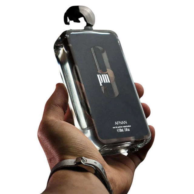 Comprar Perfume Afnan 9PM Hombre al Mejor Precio. Descubre el Perfume Afnan 9PM para Hombre Si buscas un perfume elegante, duradero y con una fragancia irresistible, comprar Perfume Afnan 9PM Hombre es la mejor elección. Este perfume destaca por su calidad y excelente fijación, ideal para hombres modernos y seguros de sí mismos.  ¿A qué huele el 9PM Afnan? El Perfume 9PM Afnan tiene una combinación de notas dulces y especiadas que lo hacen perfecto para cualquier ocasión:  Notas de salida: Manzana, canela, bergamota y lavanda.  Notas de corazón: Azahar y muguete.  Notas de fondo: Vainilla, haba tonka, ambar y pachulí.  Este equilibrio entre dulce y especiado lo convierte en una fragancia similar a Jean Paul Gaultier Ultra Male, pero con su propia personalidad.  ¿Por qué comprar el Perfume Afnan 9PM Hombre? Si estás buscando una fragancia masculina de calidad, comprar Perfume Afnan 9PM Hombre es una excelente opción por varias razones:  Larga duración: Permanece en la piel durante muchas horas.  Aroma atractivo: Perfecto para salidas nocturnas y eventos especiales.  Precio accesible: Un perfume de lujo a un costo competitivo.  Gran proyección: Su fragancia se percibe a distancia sin ser abrumadora.  Precio del Perfume Afnan 9PM Hombre en Colombia Si buscas el Perfume 9PM Afnan Precio Colombia, en Onlineshoppingcenterg te ofrecemos los mejores precios y promociones. Consulta nuestra tienda y aprovecha las ofertas exclusivas.  ¿Dónde comprar Perfume Afnan 9PM en Colombia? Puedes encontrar Afnan 9PM Colombia en tiendas especializadas y en Onlineshoppingcenterg, donde garantizamos productos originales y envíos rápidos a todo el país.  Opiniones sobre el Perfume Afnan 9PM Las reseñas y opiniones sobre 9PM Afnan Fragantica destacan su calidad y durabilidad. Es una fragancia que recibe elogios por su versatilidad y elegancia.  Variantes del Perfume 9PM Afnan Perfume 9PM Mujer: Ideal para quienes buscan una versión femenina de esta fragancia.  9PM Afnan 100ml Hombre Perfume: Presentación clásica en frasco de 100ml.  Afnan 9PM Agua de Perfume 100ml Hombre: La mejor opción en concentración Eau de Parfum.  Cómo comprar Perfume Afnan 9PM Hombre en Onlineshoppingcenterg Adquirir tu Perfume Afnan 9PM para Hombre es fácil y rápido. Sigue estos pasos:  Ingresa a nuestra tienda Onlineshoppingcenterg.  Busca el producto Perfume Afnan 9PM Hombre.  Agrega al carrito y elige tu método de pago.  Recibe tu pedido en casa con envío seguro y garantizado.  ¡Compra tu Perfume Afnan 9PM Hombre Ahora!   No esperes más y compra Perfume Afnan 9PM Hombre al mejor precio en Onlineshoppingcenterg. Disfruta de una fragancia inigualable y destaca en cualquier ocasión.