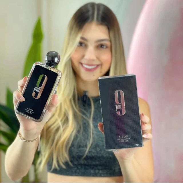 Comprar Perfume Afnan 9PM Hombre al Mejor Precio. Descubre el Perfume Afnan 9PM para Hombre Si buscas un perfume elegante, duradero y con una fragancia irresistible, comprar Perfume Afnan 9PM Hombre es la mejor elección. Este perfume destaca por su calidad y excelente fijación, ideal para hombres modernos y seguros de sí mismos.  ¿A qué huele el 9PM Afnan? El Perfume 9PM Afnan tiene una combinación de notas dulces y especiadas que lo hacen perfecto para cualquier ocasión:  Notas de salida: Manzana, canela, bergamota y lavanda.  Notas de corazón: Azahar y muguete.  Notas de fondo: Vainilla, haba tonka, ambar y pachulí.  Este equilibrio entre dulce y especiado lo convierte en una fragancia similar a Jean Paul Gaultier Ultra Male, pero con su propia personalidad.  ¿Por qué comprar el Perfume Afnan 9PM Hombre? Si estás buscando una fragancia masculina de calidad, comprar Perfume Afnan 9PM Hombre es una excelente opción por varias razones:  Larga duración: Permanece en la piel durante muchas horas.  Aroma atractivo: Perfecto para salidas nocturnas y eventos especiales.  Precio accesible: Un perfume de lujo a un costo competitivo.  Gran proyección: Su fragancia se percibe a distancia sin ser abrumadora.  Precio del Perfume Afnan 9PM Hombre en Colombia Si buscas el Perfume 9PM Afnan Precio Colombia, en Onlineshoppingcenterg te ofrecemos los mejores precios y promociones. Consulta nuestra tienda y aprovecha las ofertas exclusivas.  ¿Dónde comprar Perfume Afnan 9PM en Colombia? Puedes encontrar Afnan 9PM Colombia en tiendas especializadas y en Onlineshoppingcenterg, donde garantizamos productos originales y envíos rápidos a todo el país.  Opiniones sobre el Perfume Afnan 9PM Las reseñas y opiniones sobre 9PM Afnan Fragantica destacan su calidad y durabilidad. Es una fragancia que recibe elogios por su versatilidad y elegancia.  Variantes del Perfume 9PM Afnan Perfume 9PM Mujer: Ideal para quienes buscan una versión femenina de esta fragancia.  9PM Afnan 100ml Hombre Perfume: Presentación clásica en frasco de 100ml.  Afnan 9PM Agua de Perfume 100ml Hombre: La mejor opción en concentración Eau de Parfum.  Cómo comprar Perfume Afnan 9PM Hombre en Onlineshoppingcenterg Adquirir tu Perfume Afnan 9PM para Hombre es fácil y rápido. Sigue estos pasos:  Ingresa a nuestra tienda Onlineshoppingcenterg.  Busca el producto Perfume Afnan 9PM Hombre.  Agrega al carrito y elige tu método de pago.  Recibe tu pedido en casa con envío seguro y garantizado.  ¡Compra tu Perfume Afnan 9PM Hombre Ahora!   No esperes más y compra Perfume Afnan 9PM Hombre al mejor precio en Onlineshoppingcenterg. Disfruta de una fragancia inigualable y destaca en cualquier ocasión.