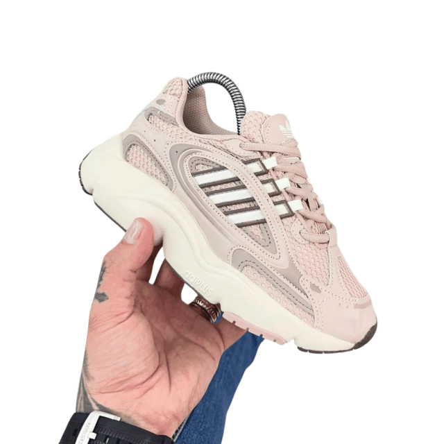 Comprar Tenis Adidas Ozmillen Adiplus Mujer.Los Tenis Adidas Ozmillen Adiplus Mujer son el complemento perfecto para quienes buscan estilo, comodidad y rendimiento. Diseñados para ofrecer una experiencia superior, estos tenis destacan por su calidad y diseño innovador. En Onlineshoppingcenterg te ofrecemos las mejores opciones para adquirirlos al mejor precio.¿Por qué comprar los Adidas Ozmillen Adiplus Mujer?Adidas ha creado los Ozmillen Adiplus con tecnologías avanzadas que se adaptan a las necesidades de las mujeres modernas. Estos tenis no solo destacan por su estética vanguardista, sino también por su rendimiento incomparable.Ventajas de los Adidas Ozmillen Adiplus MujerComodidad excepcional: Gracias a su tecnología Adiplus, ofrecen un soporte único para el pie.Diseño moderno: Disponibles en colores como negro, blanco y combinaciones vibrantes, ideales para cualquier outfit.Durabilidad garantizada: Fabricados con materiales de alta calidad que resisten el uso diario.Versatilidad: Perfectos para entrenamientos, caminatas o uso casual.Características principalesDiseño ergonómicoLos Tenis Adidas Ozmillen Mujer están diseñados pensando en la anatomía femenina, garantizando un ajuste perfecto y comodidad durante todo el día.Materiales de alta calidadElaborados con materiales resistentes y ligeros, aseguran una larga duración sin comprometer el estilo.Tecnología AdiplusProporciona amortiguación avanzada para minimizar el impacto y mejorar el rendimiento en cada paso.¿Dónde comprar los Adidas Ozmillen Adiplus Mujer?En Onlineshoppingcenterg te ofrecemos la mejor selección de Adidas Ozmillen. Aquí encontrarás modelos exclusivos y una experiencia de compra cómoda y segura. Además, contamos con envíos rápidos a toda Colombia.Colores disponiblesAdidas Ozmillen Negras: Perfectas para un look clásico y elegante.Adidas Ozmillen Blancas: Ideales para combinaciones frescas y modernas.Adidas Ozmillen Colombia: Diseños exclusivos para destacar.TallasDisponibles en todas las tallas para garantizar un ajuste perfecto.¿Cómo combinar tus Adidas Ozmillen Adiplus?Outfit casualCombina los Adidas Ozmillen blancos con unos jeans ajustados y una camiseta básica para un look relajado.Look deportivoPara un estilo activo, los Adidas Ozmillen negras son ideales con leggings y una chaqueta deportiva.Preguntas frecuentes¿Son garantizados los tenis que venden en Onlineshoppingcenterg?Sí, todos nuestros productos son 100% garantizados.¿Cómo hago mi compra?Solo debes seleccionar tu modelo favorito, elegir la talla y realizar el pago a través de nuestra plataforma segura.¿Hacen envíos internacionales?Por ahora, nuestros envíos son solo dentro de Colombia.Aprovecha las mejores ofertasEn Onlineshoppingcenterg siempre tenemos descuentos y promociones para que puedas comprar Tenis Adidas Ozmillen Adiplus Mujer al mejor precio. ¡No te lo pierdas!Modelos popularesAdidas Ozmillen Hombre: Diseños exclusivos para él.Adidas Ozmillen Mujer: Estilo y comodidad para ellas.Adidas Ozmillen Vintage: Un clásico reinventado.No esperes más y adquiere tus Tenis Adidas Ozmillen Adiplus Mujer hoy mismo en nuestra tienda. ¡Descubre la diferencia de calidad y estilo con Adidas!