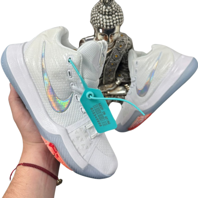 Comprar Tenis Nike Kyrie Irving 3 Mujer. Si estás buscando los mejores tenis Nike Kyrie Irving 3 mujer, has llegado al lugar indicado. En Onlineshoppingcenterg, encontrarás una amplia selección de este modelo icónico diseñado para quienes aman el baloncesto y el estilo urbano. Descubre por qué los Nike Kyrie Irving 3 son ideales para ti.  Características destacadas de los Nike Kyrie Irving 3 Mujer Los Nike Kyrie Irving 3 mujer son reconocidos por su diseño versátil y funcional. Estas son algunas de sus características clave:  Tracción superior: Ideales para movimientos rápidos y ágiles en la cancha o en el día a día. Amortiguación avanzada: Proporciona comodidad y soporte durante todo el día. Estilo único: Diseños que destacan, como las ediciones especiales Kyrie Irving Halloween o Kyrie Irving 7 blancas. Además, su construcción ergonómica los convierte en una excelente opción para deportes y looks casuales.  Ventajas de Comprar Tenis Nike Kyrie Irving 3 Mujer Elegir los tenis Kyrie Irving 3 tiene múltiples beneficios:  Durabilidad: Hechos con materiales de alta calidad para resistir el uso intensivo. Variedad de modelos: Desde el clásico Kyrie 3 precio hasta las ediciones temáticas como el Kyrie Irving 4 Bob Esponja. Comodidad excepcional: Perfectos tanto para jugar baloncesto como para caminar largas distancias. En Onlineshoppingcenterg, también encontrarás otros modelos populares como Kyrie 7 Nike, Kyrie Irving Low 4, y Nike Kyrie Irving 7 Horus.  Diferencias entre los modelos Kyrie Modelo	Características principales	Uso recomendado Kyrie Irving 3	Diseño clásico y tracción excepcional	Uso casual y deportivo Kyrie Irving 4	Inspirado en temas como Halloween y Bob Esponja	Looks temáticos y deporte Kyrie Irving 7	Tecnología avanzada Horus y diseños modernos	Actividades prolongadas Cada modelo ofrece un estilo y funcionalidad únicos. Si buscas algo llamativo, los Kyrie Irving 7 moradas o Kyrie Irving 7 Bob Esponja son opciones ideales.  Cómo elegir tus Nike Kyrie Irving 3 Mujer Al elegir tus zapatos Kyrie Irving 3, considera:  Talla: Asegúrate de elegir la talla correcta para máxima comodidad. Color: Modelos como los Kyrie Irving 7 verdes o Kyrie Irving 4 negras combinan con diferentes estilos. Uso: Decide si los usarás para jugar baloncesto, caminar o complementar tus outfits. En Onlineshoppingcenterg, te ayudamos a encontrar el modelo perfecto que se adapte a tus necesidades.  Preguntas frecuentes ¿Cuál es el precio de los Nike Kyrie Irving 3 Mujer? El precio de los Kyrie Irving 3 puede variar dependiendo del diseño y las promociones. En Onlineshoppingcenterg, siempre ofrecemos precios competitivos y descuentos en modelos seleccionados.  ¿Son originales los productos? Sí, todos los productos en nuestra tienda son 100% originales. Garantizamos calidad y autenticidad en cada compra.  Encuentra tus Nike Kyrie Irving 3 Mujer en Onlineshoppingcenterg Los Nike Kyrie Irving 3 mujer combinan estilo, rendimiento y comodidad en un solo par de zapatos. Ya sea que los necesites para la cancha o para el día a día, en Onlineshoppingcenterg encontrarás una amplia selección de modelos como el Nike Irving 7, Kyrie Irving Low 2, y más.  ¡No esperes más! Visita nuestra tienda y consigue tus Nike Kyrie Irving 3 al mejor precio. Haz tu pedido hoy y experimenta la calidad incomparable que solo Kyrie Irving puede ofrecer.