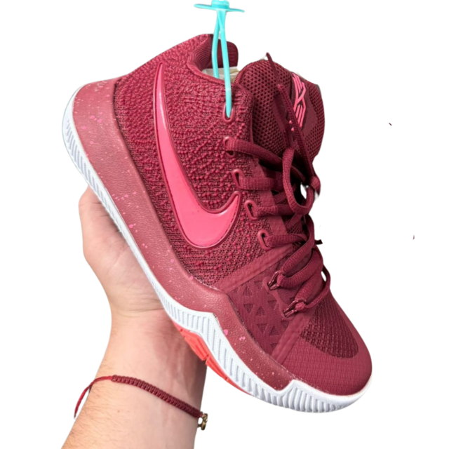 Comprar Zapatillas Nike Kyrie Irving 3 Hombre. Si buscas las mejores zapatillas de baloncesto, las Nike Kyrie Irving 3 para hombre son la elección ideal. En Onlineshoppingcenterg, encontrarás estos icónicos modelos diseñados para mejorar tu rendimiento y destacar en la cancha. Descubre todo lo que necesitas saber para hacer la mejor compra. ¿Por qué elegir las Zapatillas Nike Kyrie Irving 3 Hombre? Las Nike Kyrie Irving 3 destacan por su diseño innovador, comodidad y tracción excepcional. Están diseñadas específicamente para jugadores de baloncesto que buscan rapidez y control en sus movimientos. Características principales: Tracción superior: Ideal para cambios rápidos de dirección. Amortiguación cómoda: Perfectas para largas horas de juego. Estilo moderno: Inspirado en el dinámico juego de Kyrie Irving. Estas zapatillas no solo son funcionales, también son un ícono de estilo tanto dentro como fuera de la cancha. Modelos relacionados que debes considerar Además de las Kyrie Irving 3, en Onlineshoppingcenterg ofrecemos una amplia variedad de modelos para todos los gustos: Zapatillas Kyrie Irving 4 Zapatillas baloncesto Kyrie 4: Diseñadas para quienes buscan mayor soporte en el tobillo. Zapatillas Kyrie 4 Precio: Encuentra las mejores ofertas en nuestra tienda. Zapatos Kyrie Irving 7 Este modelo combina tecnología avanzada con un diseño futurista. Zapatos Irving 7: Disponibles en varios colores. Kyrie Irving 7 Precio: Ofrecemos precios competitivos en todos los modelos. Edición especial: Kyrie Bob Esponja Para los fanáticos de las colaboraciones únicas, no te pierdas los modelos: Kyrie Irving Patricio Precio Nike Kyrie Bob Esponja Precio Comparativa de precios y opciones En Onlineshoppingcenterg, garantizamos los mejores precios: Kyrie Irving 6 Precio: Ideal para quienes buscan equilibrio entre costo y rendimiento. Nike Kyrie Irving Precio: Todas las ediciones al alcance de tu presupuesto. Precio Tenis Kyrie Irving Bob Esponja: Perfectos para coleccionistas. Modelos destacados: Tenis Kyrie Irving 2 Precio: Opción económica sin sacrificar calidad. Tenis Kyrie Irving 7 Precio: Popular entre jugadores avanzados. Zapatillas Kyrie 9 Precio: La última tecnología para baloncesto. ¿Dónde comprar las Zapatillas Nike Kyrie Irving 3 Hombre? Ventajas de comprar en Onlineshoppingcenterg: Productos 100% garantizados: Garantizamos autenticidad en todas nuestras zapatillas. Envíos rápidos y seguros: Recibe tu pedido en la puerta de tu casa. Precios inigualables: Aprovecha las ofertas en modelos como las Kyrie Irving Zapatillas 4 y Zapatos Karl Irving 7. Atención personalizada: Resolvemos todas tus dudas para que elijas el modelo ideal. Consejos para elegir tus zapatillas Kyrie Irving Define tus necesidades: Si buscas ligereza y velocidad, las Nike Kyrie Irving 3 Hombre son ideales. Compara modelos: Considera las diferencias entre las Zapatillas Irving 4, Kyrie 9 Precio y otras opciones. Elige el diseño que más te guste: Desde los clásicos hasta las ediciones limitadas como las de Bob Esponja. Compra tus Zapatillas Nike Kyrie Irving 3 Hombre ahora No dejes pasar la oportunidad de lucir y jugar con las zapatillas de uno de los mejores jugadores de la NBA. En Onlineshoppingcenterg, hacemos que tu compra sea fácil, segura y rápida. ¡Haz tu pedido hoy mismo y lleva tu juego al siguiente nivel con las Zapatillas Nike Kyrie Irving 3 Hombre! Preguntas frecuentes ¿Son garantizadas las zapatillas que venden en Onlineshoppingcenterg? Sí, todos nuestros productos son originales y cuentan con garantía. ¿Tienen otros modelos de Kyrie Irving? ¡Por supuesto! Tenemos una amplia gama de modelos como los Zapatos Kyrie Irving 7 y las Zapatillas Kyrie 4. ¿Ofrecen envío internacional? Sí, realizamos envíos rápidos y seguros a diferentes países. ¡Visita Onlineshoppingcenterg y consigue tus Zapatillas Nike Kyrie Irving 3 Hombre hoy!