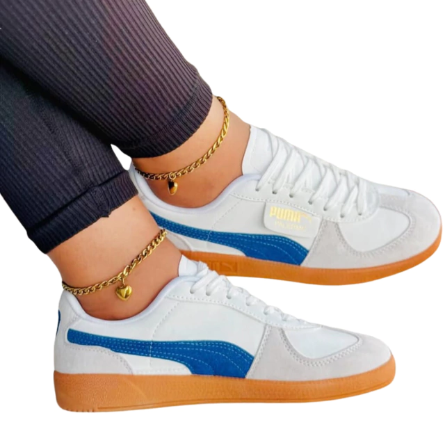 ZAPATILLAS PUMA PALERMO VINE CLEMENTINE MUJER: Estilo y Comodidad. Descubre las ZAPATILLAS PUMA PALERMO VINE CLEMENTINE MUJER Las ZAPATILLAS PUMA PALERMO VINE CLEMENTINE MUJER son la combinación perfecta entre diseño retro y comodidad moderna. Ideales para el día a día, su estilo vintage y colores vibrantes hacen que sean un éxito entre las amantes de la moda.  Características de las ZAPATILLAS PUMA PALERMO VINE CLEMENTINE MUJER Diseño clásico: Inspirado en el estilo de los 80.  Colores vibrantes: El tono "Vine Clementine" destaca en cualquier outfit.  Materiales de calidad: Suela de goma antideslizante y exterior de gamuza premium.  Comodidad inigualable: Plantilla acolchada para un ajuste perfecto.   ¿Por qué comprar las ZAPATILLAS PUMA PALERMO VINE CLEMENTINE MUJER? Versatilidad: Combina con cualquier PUMA Palermo outfit.  Edición especial: Muy buscadas por los fans de PUMA Palermo Dua Lipa.  Diseño icónico: Un clásico dentro de las PUMA clásicas mujer.  Comparación con otros modelos PUMA Palermo mujer: Disponible en diferentes colores como PUMA Palermo azul mujer y PUMA Palermo Pink.  PUMA Palermo negras: Opción más discreta y elegante.  PUMA Palermo trainers Vine Clementine: Modelo similar con algunas variaciones de diseño.  Cómo combinarlas Las PUMA Palermo Vine Clementine Women's son perfectas para outfits casuales. Puedes combinarlas con jeans, faldas o shorts para un look fresco y moderno.    Dónde comprar ZAPATILLAS PUMA PALERMO VINE CLEMENTINE MUJER Encuentra las ZAPATILLAS PUMA PALERMO VINE CLEMENTINE MUJER en Onlineshoppingcenterg al mejor precio.  ¡Cómpralas ahora y destaca con un estilo único!