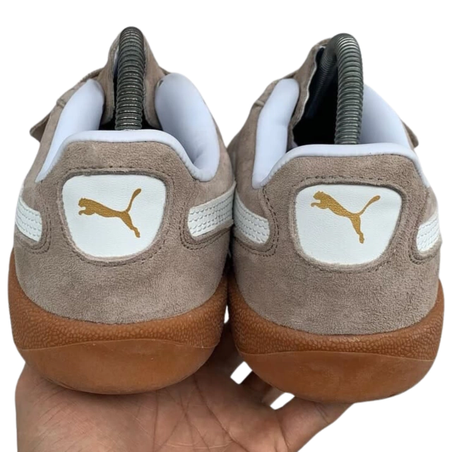 ZAPATILLAS PUMA PALERMO VINE CLEMENTINE MUJER: Estilo y Comodidad. Descubre las ZAPATILLAS PUMA PALERMO VINE CLEMENTINE MUJER Las ZAPATILLAS PUMA PALERMO VINE CLEMENTINE MUJER son la combinación perfecta entre diseño retro y comodidad moderna. Ideales para el día a día, su estilo vintage y colores vibrantes hacen que sean un éxito entre las amantes de la moda.  Características de las ZAPATILLAS PUMA PALERMO VINE CLEMENTINE MUJER Diseño clásico: Inspirado en el estilo de los 80.  Colores vibrantes: El tono "Vine Clementine" destaca en cualquier outfit.  Materiales de calidad: Suela de goma antideslizante y exterior de gamuza premium.  Comodidad inigualable: Plantilla acolchada para un ajuste perfecto.   ¿Por qué comprar las ZAPATILLAS PUMA PALERMO VINE CLEMENTINE MUJER? Versatilidad: Combina con cualquier PUMA Palermo outfit.  Edición especial: Muy buscadas por los fans de PUMA Palermo Dua Lipa.  Diseño icónico: Un clásico dentro de las PUMA clásicas mujer.  Comparación con otros modelos PUMA Palermo mujer: Disponible en diferentes colores como PUMA Palermo azul mujer y PUMA Palermo Pink.  PUMA Palermo negras: Opción más discreta y elegante.  PUMA Palermo trainers Vine Clementine: Modelo similar con algunas variaciones de diseño.  Cómo combinarlas Las PUMA Palermo Vine Clementine Women's son perfectas para outfits casuales. Puedes combinarlas con jeans, faldas o shorts para un look fresco y moderno.    Dónde comprar ZAPATILLAS PUMA PALERMO VINE CLEMENTINE MUJER Encuentra las ZAPATILLAS PUMA PALERMO VINE CLEMENTINE MUJER en Onlineshoppingcenterg al mejor precio.  ¡Cómpralas ahora y destaca con un estilo único!