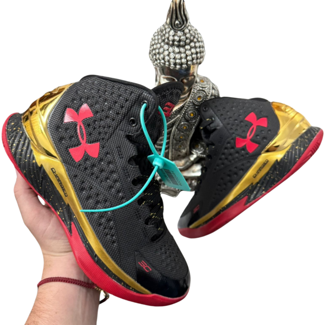 Comprar Zapatillas Under Armour Curry 1 Retro Mujer. ¿Buscas las mejores zapatillas Under Armour Curry 1 Retro para mujer? ¡Has llegado al lugar ideal! En Onlineshoppingcenterg, tenemos los modelos más icónicos de la línea Curry diseñados para ofrecer comodidad, estilo y rendimiento. Descubre por qué estas zapatillas son la elección perfecta y cómo puedes conseguirlas hoy mismo.  ¿Por qué comprar las Zapatillas Under Armour Curry 1 Retro Mujer? Las zapatillas Curry 1 Retro son una de las líneas más populares de Under Armour, inspiradas en el legendario jugador Stephen Curry. Estas zapatillas no solo destacan por su diseño único, sino también por su tecnología avanzada, ideal para jugadoras de baloncesto y amantes del calzado deportivo.  Características clave: Estilo retro moderno: Combinan un diseño clásico con detalles actuales. Comodidad insuperable: La amortiguación y el ajuste son perfectos para largas horas de uso. Durabilidad: Materiales resistentes que garantizan una larga vida útil. Modelos relacionados de zapatillas Curry que debes considerar En Onlineshoppingcenterg, además de las Curry 1 Retro, ofrecemos otros modelos populares para mujer:  Under Armour Curry 2 Estas zapatillas destacan por su tracción mejorada y soporte lateral. Son perfectas para movimientos rápidos en la cancha.  Under Armour Curry 8 y UA Curry Flow 8 Con tecnología Flow que elimina las suelas de goma tradicionales, ofrecen ligereza y máximo agarre.  Curry 8 Snake: Una edición especial con diseño único y exclusivo. Curry 8 Precio: Encuentra precios competitivos en nuestro catálogo. Zapatillas Curry 10 y Under Armour Curry 11 Los últimos lanzamientos de la marca, con mejoras en amortiguación y estabilidad.  UA Curry 12 El modelo más reciente, diseñado para quienes buscan un rendimiento superior en cada paso.  Ventajas de comprar en Onlineshoppingcenterg Garantía de calidad Solo ofrecemos zapatillas garantizadas de Under Armour, para que tengas la confianza de que estás comprando lo mejor.  Precios competitivos Compara nuestros precios y verás que somos la mejor opción. ¡Las mejores ofertas en Curry 8, Curry 10 Zapatillas, y más!  Envíos rápidos Recibe tus zapatillas Curry 1 Retro Mujer en la puerta de tu casa en tiempo récord.  Atención personalizada Si tienes dudas sobre tallas o modelos como el UA Curry 8 Flow o el Under Armour Curry 2, nuestro equipo está listo para ayudarte.  Cómo elegir las zapatillas Curry perfectas Identifica tu estilo: Si buscas algo retro y versátil, las Curry 1 Retro Mujer son ideales. Compara tecnologías: Si prefieres modelos ligeros y modernos, explora las UA Curry 8 Flow o las Curry 10 Zapatillas. Piensa en el uso: Ya sea para baloncesto o uso diario, cada modelo tiene ventajas únicas. Compra tus Zapatillas Under Armour Curry 1 Retro Mujer hoy En Onlineshoppingcenterg, hacemos que comprar sea rápido y sencillo. Sigue estos pasos:  Busca las Curry 1 Retro Mujer en nuestro catálogo. Selecciona tu talla y modelo preferido. Realiza tu compra con total seguridad. No esperes más para tener las zapatillas que combinan estilo, comodidad y rendimiento. Compra ahora y lleva tu juego al siguiente nivel con las Under Armour Curry 1 Retro Mujer.  Preguntas frecuentes ¿Son originales las zapatillas Curry en Onlineshoppingcenterg? Sí, todos nuestros productos son 100% originales y certificados por Under Armour.  ¿Tienen otros modelos disponibles como las Curry 8 o Curry 12? ¡Claro! Contamos con una amplia variedad, incluyendo modelos populares como el UA Curry 2 y el Under Armour Curry 11.  ¿Hacen envíos internacionales? Sí, ofrecemos envíos rápidos y seguros a diferentes partes del mundo.  ¡Visita Onlineshoppingcenterg y consigue tus Zapatillas Under Armour Curry 1 Retro Mujer hoy mismo!