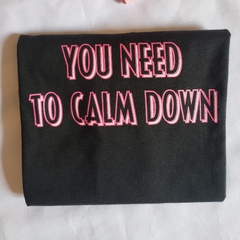 Camiseta You Need to Calm Down na internet