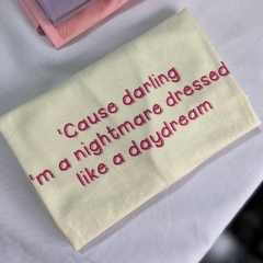 Camiseta Cause darling I'm a nightmare dressed like a daydream na internet