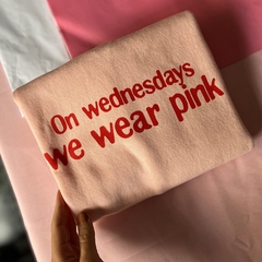 Moletom On Wednesday We Wear Pink na internet