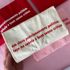 Camiseta Um claro posicionamento político, laço no cabelo e bom senso crítico na internet