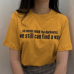 Camiseta So never mind the darkness, we still can find a way - comprar online