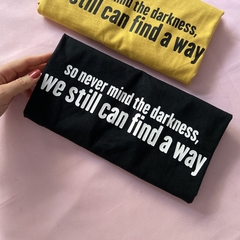 Camiseta So never mind the darkness, we still can find a way na internet