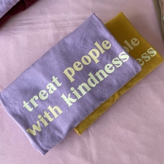 Camiseta Treat people with kindness na internet