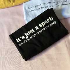 Camiseta It’s just a spark but it’s enough to keep me going na internet