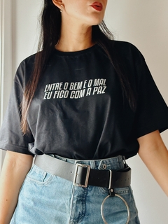 Camiseta Entre o bem e o mal eu fico com a paz - loja online