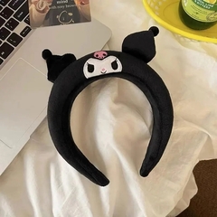 Tiara de pelúcia Sanrio para auxiliar na maquiagem - Lady Goth