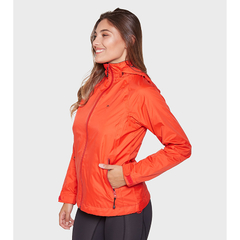 CAMPERA ROMPEVIENTO DAMA MONTAGNE ELUNEY CORAL en internet