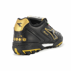 BOTIN DIADORA FUTBOL 5 CLASICO TF KIDS NEGRO ORO en internet