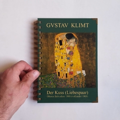 Imagen de Agenda Diaria KLIMT Tapa Dura Ring Wire/ MODELO 223/ Der Kuss 2 (Póster Verde), GUSTAV KLIMT (1908)