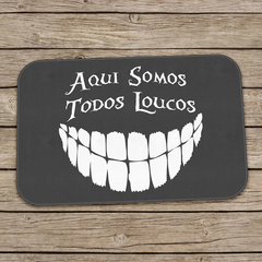 Tapete Decorativo Aqui somos todos Loucos - loja online