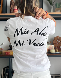 Remera blanca con cuello clearance