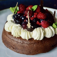 Marquise de Chocolate y Frutos Rojos con crema de castañas de cajú - keto