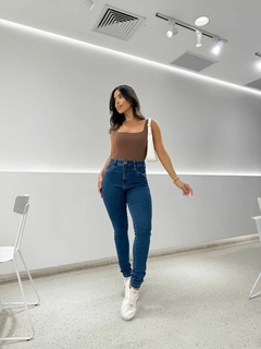 Calça Jeans Tiana na internet