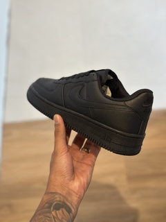 AIR FORCE 1 COURO PRETO na internet