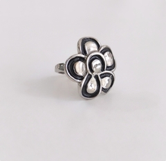 Anillo flor con detalles en negro al rededor de los pétalos/ - comprar online