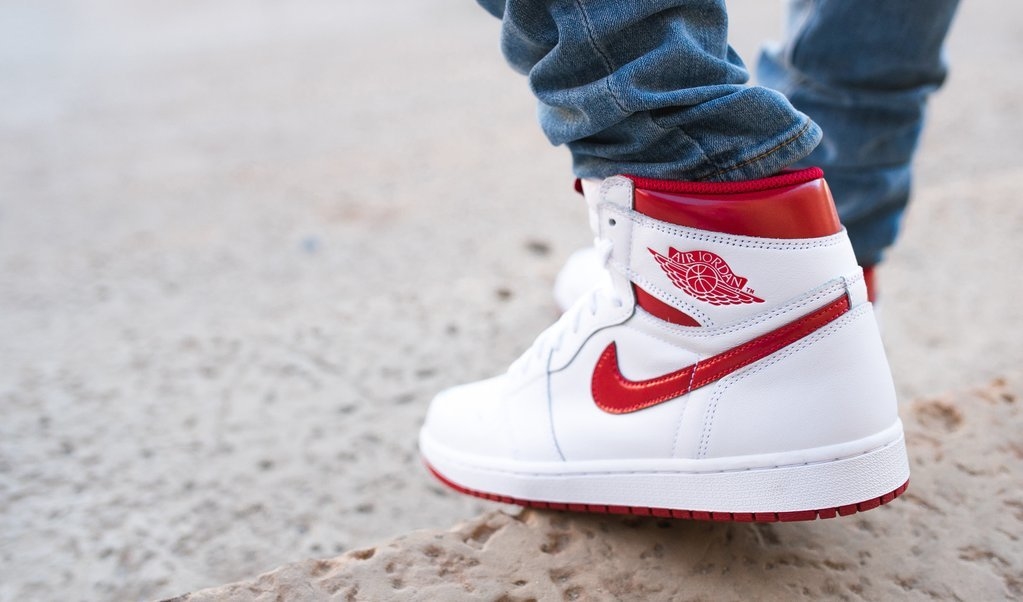 T nis Air Jordan 1 Retro High OG Metallic Red