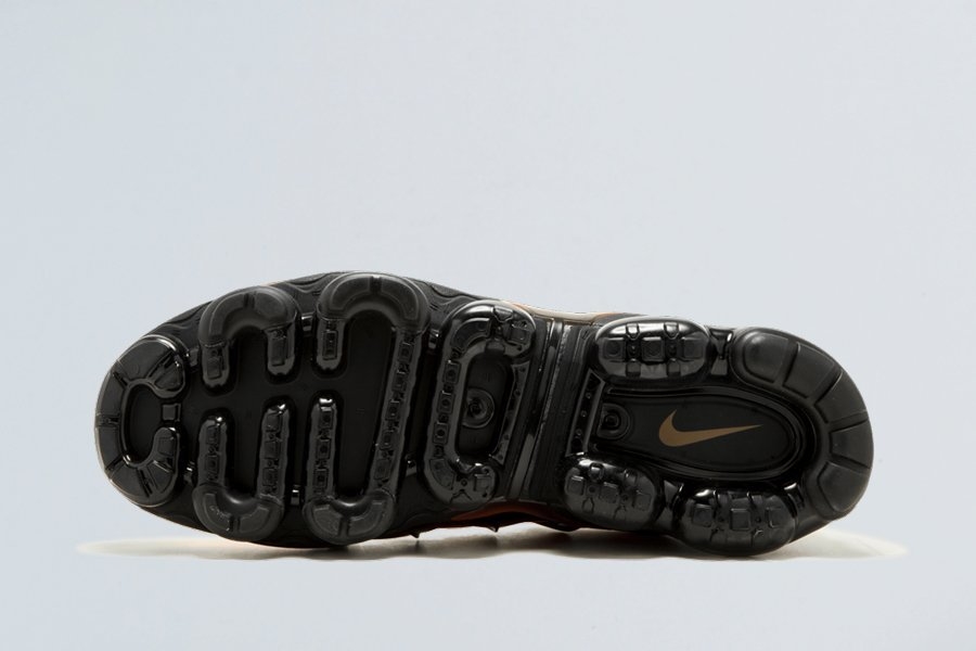 Vapormax plus hotsell phantom crimson
