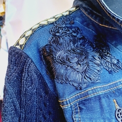 Imagen de CAMPERA DE JEAN BORDADA DESIGUAL