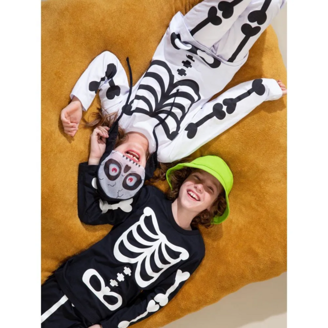 Pijama Manga Longa Infantil Esqueleto Branco com Capuz Brilha no Escuro -  BRANCO