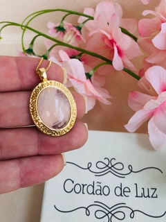 COLAR NOSSA SENHORA COM PEDRA NATURAL QUARTZO ROSA