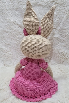 Coelha de Amigurumi Cor Porcelana na internet