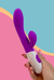 Imagem de mãos segurando o Luv Vibrador Rabbit a pilha na cor e roxo.