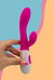 Imagem de mãos segurando o Luv Vibrador Rabbit a pilha na cor e rosa.