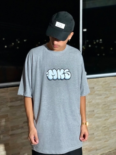 CAMISETA PREMIUM MKS BOMB E GRAFITANDO - FRENTE E COSTAS - comprar online