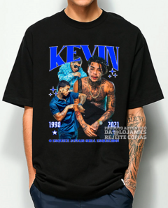 CAMISETA COMUM KEVIN VELHO DITADO LETRAS AZUL - ESTAMPA FRENTE E COSTAS