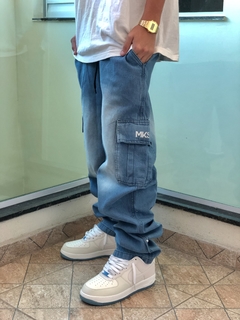 CALÇA JEANS CARGO LOGO REFLETIVO MKS - comprar online