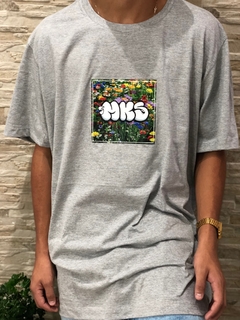 CAMISETA COMUM '' BOX MKS FLORES ''