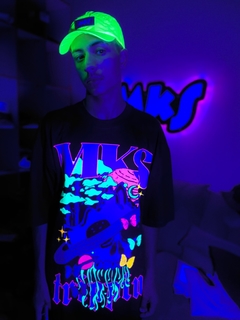 CAMISETA PREMIUM MKS - TRIPPIN CAVEIRA '' FLUORESCENTE UV ''