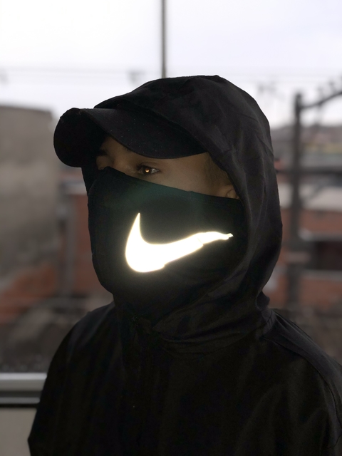 MÁSCARA '' SNOOD STRIKE '' NIKE ARTESANAL - LOGO REFLETIVO