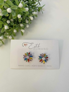 Brinco Flor Zircônias Coloridas - Banhado a Ródio Branco - Estilo Romano Semijoias 